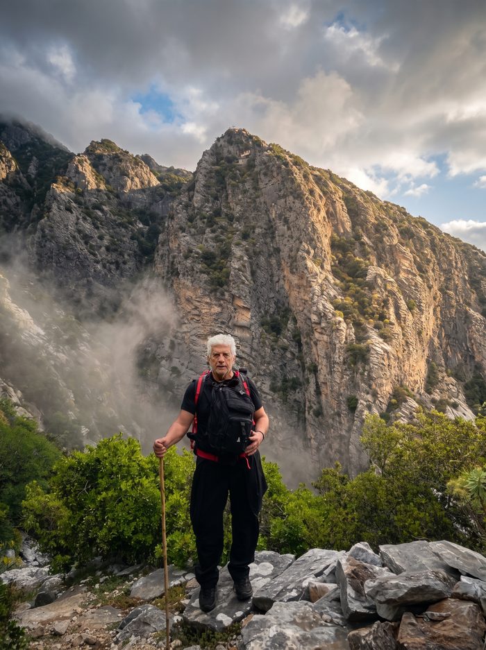 Ο Βασίλης Μπίτσης σε μονοπάτι του Αγίου Όρους